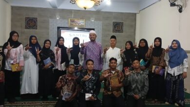 Pemateri Ustaz Dwi Jatmiko berfoto bersama siswa pengurus Rohis SMK Kesehatan Mandala Bhakti Solo saat LDK peringatan Hari Santri 2026.