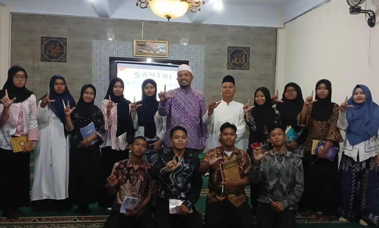 Pemateri Ustaz Dwi Jatmiko berfoto bersama siswa pengurus Rohis SMK Kesehatan Mandala Bhakti Solo saat LDK peringatan Hari Santri 2026.