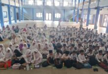 Hari Santri Nasional 2026 Ratusan santri TPQ 'Aisyiyah Blimbingrejo Jepara berkumpul di aula saat nobar film.