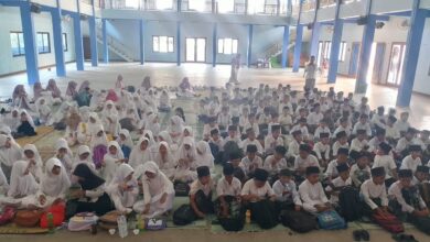 Hari Santri Nasional 2026 Ratusan santri TPQ 'Aisyiyah Blimbingrejo Jepara berkumpul di aula saat nobar film.