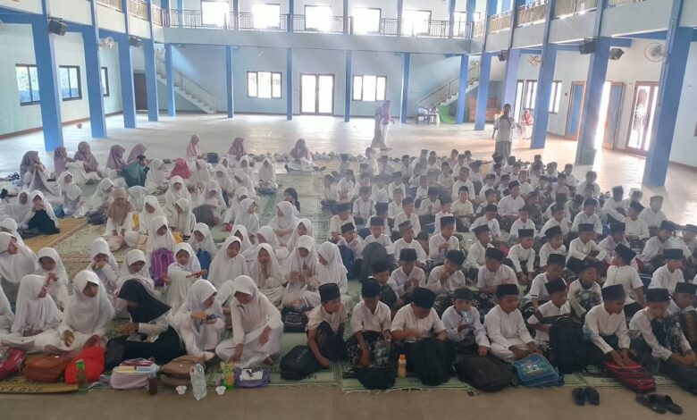 Hari Santri Nasional 2026 Ratusan santri TPQ 'Aisyiyah Blimbingrejo Jepara berkumpul di aula saat nobar film.