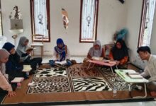 Mahasantri Shabran UMS membimbing peserta Pelatihan Al-Qur'an Mujawwad 'Aisyiyah Makamhaji di Kartasura