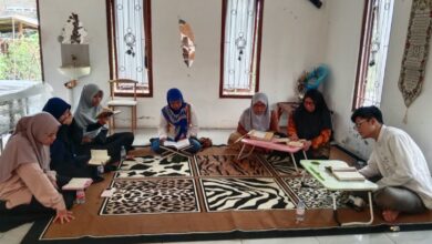 Mahasantri Shabran UMS membimbing peserta Pelatihan Al-Qur'an Mujawwad 'Aisyiyah Makamhaji di Kartasura