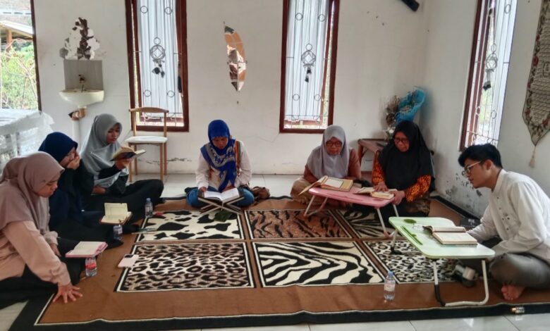 Mahasantri Shabran UMS membimbing peserta Pelatihan Al-Qur'an Mujawwad 'Aisyiyah Makamhaji di Kartasura
