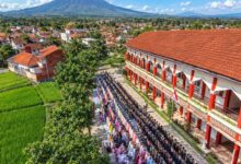 Ratusan warga dan siswa SD Muhammadiyah Temanggung membentuk saf khusyuk mengikuti pelaksanaan Salat Istisqa di halaman Gedung Tahfidz Kampus 2.