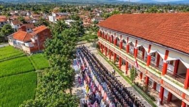 Ratusan warga dan siswa SD Muhammadiyah Temanggung membentuk saf khusyuk mengikuti pelaksanaan Salat Istisqa di halaman Gedung Tahfidz Kampus 2.