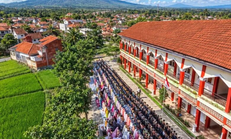 Ratusan warga dan siswa SD Muhammadiyah Temanggung membentuk saf khusyuk mengikuti pelaksanaan Salat Istisqa di halaman Gedung Tahfidz Kampus 2.