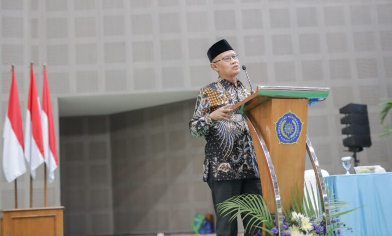 Ketua Umum PP Muhammadiyah Haedar Nashir memberikan amanat dalam Sidang Senat Terbuka Hari Jadi ke-68 UMS.
