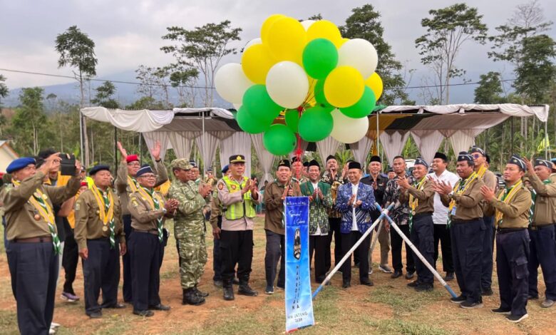 Pembukaan Mahrojan Penghela Hizbul Wathan Jawa Tengah ditandai penerbangan balon warna hijau, kuning, dan putih di Bukit Tangkeban Pemalang.