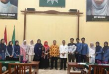 Suasana foto bersama jajaran pendidik SD Muhammadiyah Jepara dan Rumah Kearifan di Aula PDM Jepara.
