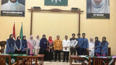 Suasana foto bersama jajaran pendidik SD Muhammadiyah Jepara dan Rumah Kearifan di Aula PDM Jepara.