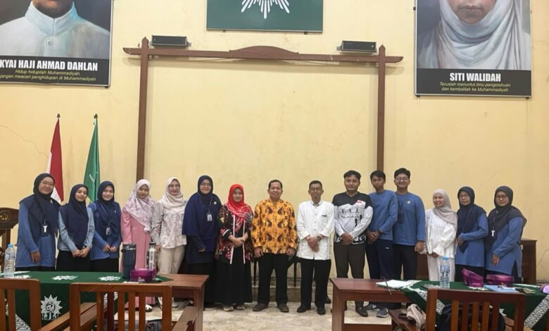 Suasana foto bersama jajaran pendidik SD Muhammadiyah Jepara dan Rumah Kearifan di Aula PDM Jepara.