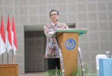 Wamen KKP Prof. Irwan Meilano memberikan orasi ilmiah di podium UMS terkait pembangunan Kampung Nelayan Modern