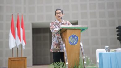 Wamen KKP Prof. Irwan Meilano memberikan orasi ilmiah di podium UMS terkait pembangunan Kampung Nelayan Modern