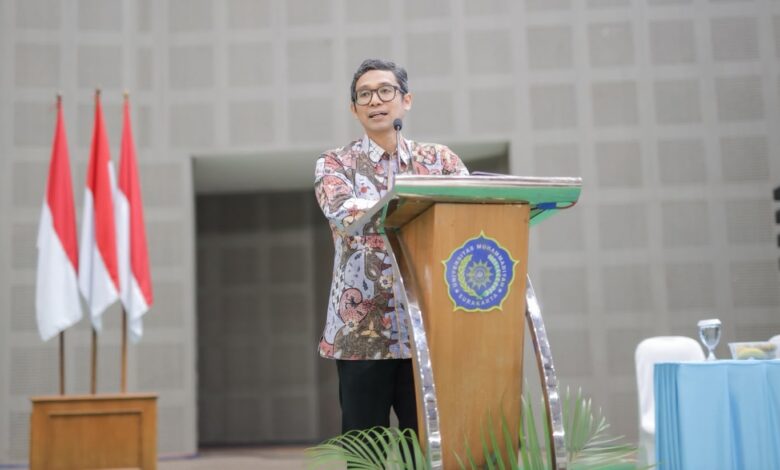 Wamen KKP Prof. Irwan Meilano memberikan orasi ilmiah di podium UMS terkait pembangunan Kampung Nelayan Modern