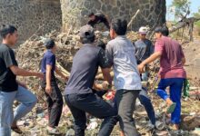 Santri Pondok Pesantren Modern Asy-Syifa Blimbingrejo Jepara bergotong royong membersihkan tumpukan sampah dan bambu di jembatan dalam aksi sosial memperingati Hari Santri 2026.