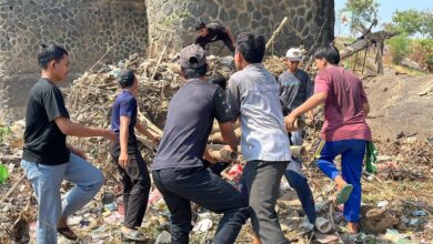 Santri Pondok Pesantren Modern Asy-Syifa Blimbingrejo Jepara bergotong royong membersihkan tumpukan sampah dan bambu di jembatan dalam aksi sosial memperingati Hari Santri 2026.