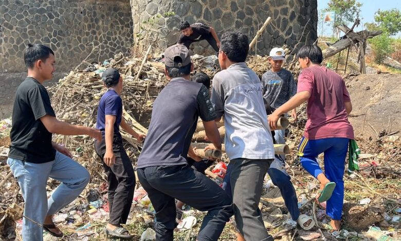 Santri Pondok Pesantren Modern Asy-Syifa Blimbingrejo Jepara bergotong royong membersihkan tumpukan sampah dan bambu di jembatan dalam aksi sosial memperingati Hari Santri 2026.