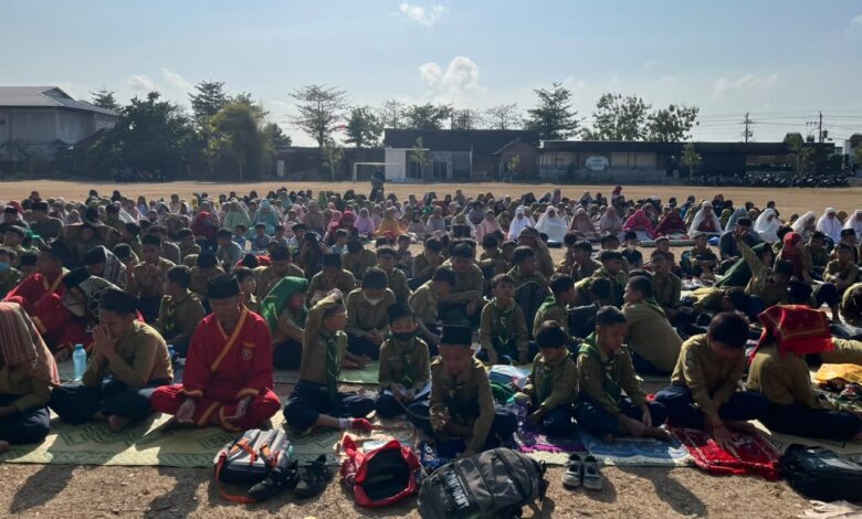 Siswa MIM Digdaya Bolon antusias mengikuti Sholat Istisqa memohon hujan di lapangan terbuka