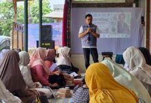 Lilik Kurniawan menyampaikan materi Parenting Harmoni di hadapan wali murid Kelas VI A SD Muhammadiyah PK Banyudono.