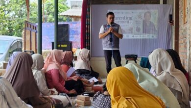 Lilik Kurniawan menyampaikan materi Parenting Harmoni di hadapan wali murid Kelas VI A SD Muhammadiyah PK Banyudono.