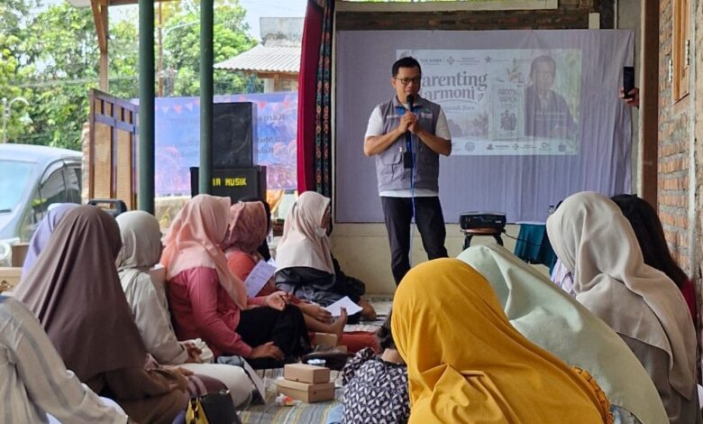 Lilik Kurniawan menyampaikan materi Parenting Harmoni di hadapan wali murid Kelas VI A SD Muhammadiyah PK Banyudono.