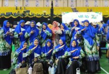 Rombongan Guru Aisyiyah Karanggede Boyolali berfoto bersama saat meriahkan puncak Milad IGABA ke-29 di GOR Jatidiri Semarang.