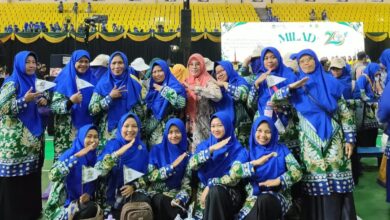 Rombongan Guru Aisyiyah Karanggede Boyolali berfoto bersama saat meriahkan puncak Milad IGABA ke-29 di GOR Jatidiri Semarang.