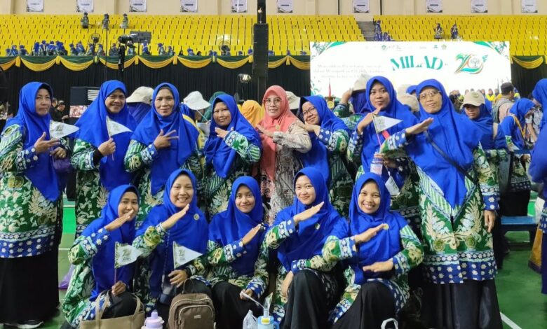 Rombongan Guru Aisyiyah Karanggede Boyolali berfoto bersama saat meriahkan puncak Milad IGABA ke-29 di GOR Jatidiri Semarang.