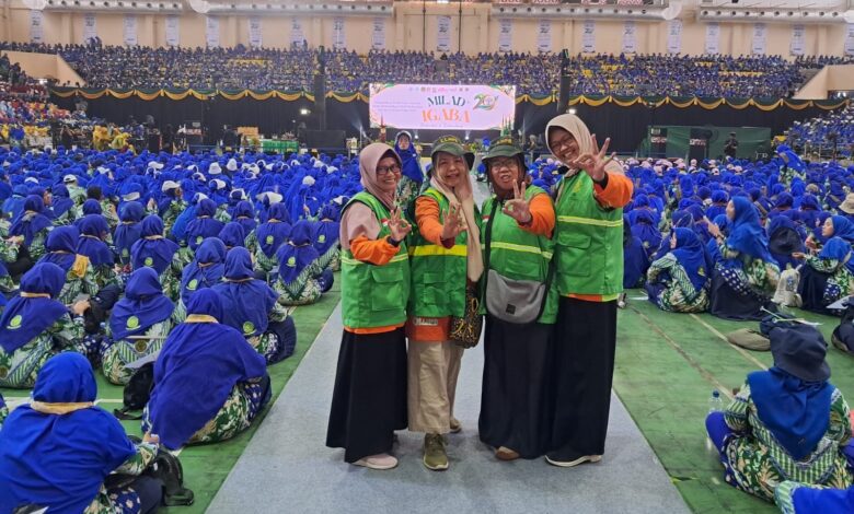 Tim LLHPB Aisyiyah mengawal Gerakan Muhammadiyah Aisyiyah Peduli Sampah (GMAPS) saat perayaan Milad IGABA ke-29 di GOR Jatidiri Semarang.
