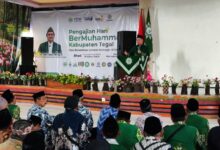 Ketua PWM Jawa Tengah Dr. KH. Tafsir, M.Ag. menyampaikan tausiyah tentang Kemandirian Ekonomi Muhammadiyah pada Pengajian Hari Ber-Muhammadiyah di Kabupaten Tegal.