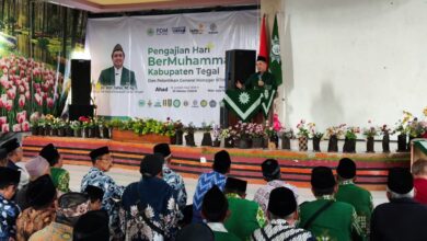 Ketua PWM Jawa Tengah Dr. KH. Tafsir, M.Ag. menyampaikan tausiyah tentang Kemandirian Ekonomi Muhammadiyah pada Pengajian Hari Ber-Muhammadiyah di Kabupaten Tegal.
