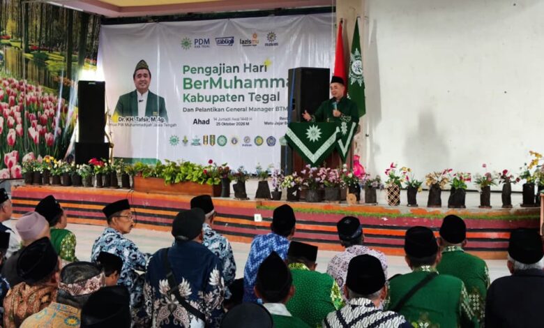 Ketua PWM Jawa Tengah Dr. KH. Tafsir, M.Ag. menyampaikan tausiyah tentang Kemandirian Ekonomi Muhammadiyah pada Pengajian Hari Ber-Muhammadiyah di Kabupaten Tegal.