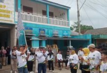 Peserta lari bersiap di garis start Fun Run SMP Muhammadiyah 1 Dayeuhluhur Cilacap saat pembukaan bendera start