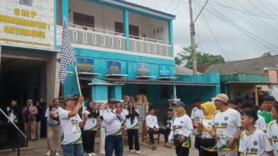 Peserta lari bersiap di garis start Fun Run SMP Muhammadiyah 1 Dayeuhluhur Cilacap saat pembukaan bendera start