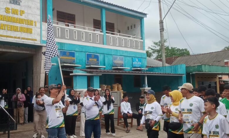 Peserta lari bersiap di garis start Fun Run SMP Muhammadiyah 1 Dayeuhluhur Cilacap saat pembukaan bendera start