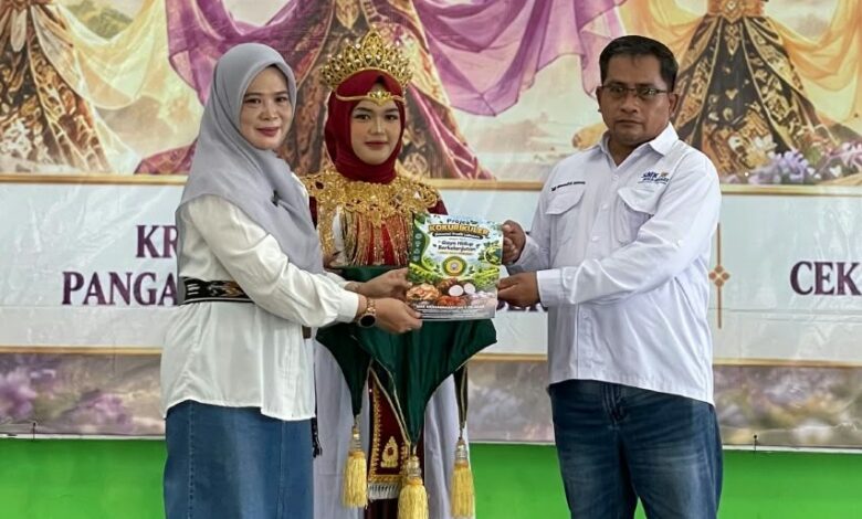 Kepala SMK Muhammadiyah 1 Cilacap dan guru menyerahkan modul projek kokurikuler disaksikan siswa berbusana adat dalam acara puncak karya.