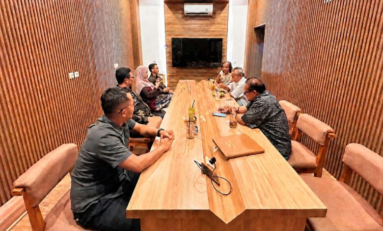 UNIMUGO gandeng UMY dan UMS dalam pertemuan penjajakan kerja sama publikasi dan branding kampus di ruang rapat.