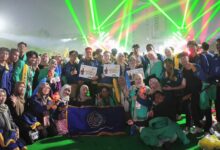 Kontingen UMS berfoto bersama sambil memegang piagam penghargaan di ajang Anugerah Abdidaya Ormawa 2026.