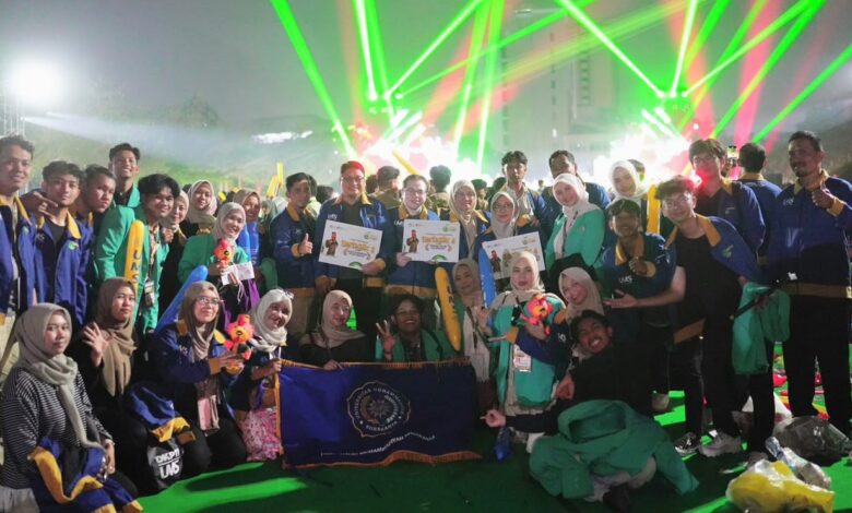 Kontingen UMS berfoto bersama sambil memegang piagam penghargaan di ajang Anugerah Abdidaya Ormawa 2026.