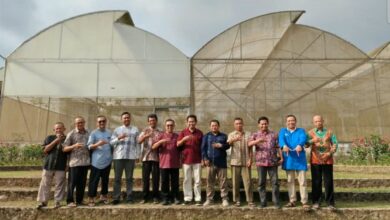 Pakar Halal Dunia Prof Irwandi Jaswir saat meninjau hilirisasi riset PLTS aeroponik bersama akademisi di Al Maa'uun Epicentrum Wonosobo