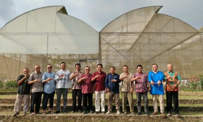 Pakar Halal Dunia Prof Irwandi Jaswir saat meninjau hilirisasi riset PLTS aeroponik bersama akademisi di Al Maa'uun Epicentrum Wonosobo