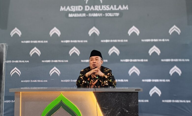 Ustaz Jamaludin Ahmad saat menyampaikan materi Kajian Ahad Pagi PCM Mojotengah di Masjid Darussalam