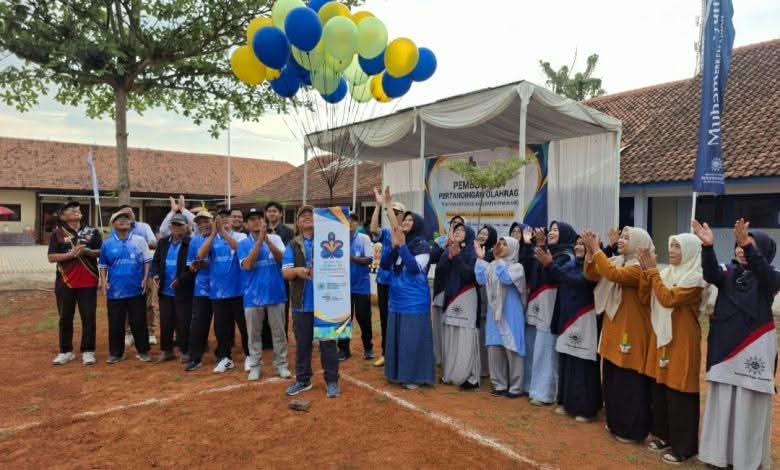 Pelepasan balon dan spanduk Semarak Milad ke-114 Muhammadiyah oleh pengurus PDM Pemalang dan pimpinan cabang