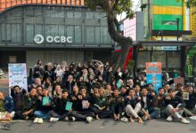 Puluhan mahasiswa UMS dan UIN RMS foto bersama dalam kegiatan Ngaji On The Road CFD Solo di Jalan Slamet Riyadi