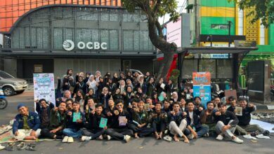 Puluhan mahasiswa UMS dan UIN RMS foto bersama dalam kegiatan Ngaji On The Road CFD Solo di Jalan Slamet Riyadi