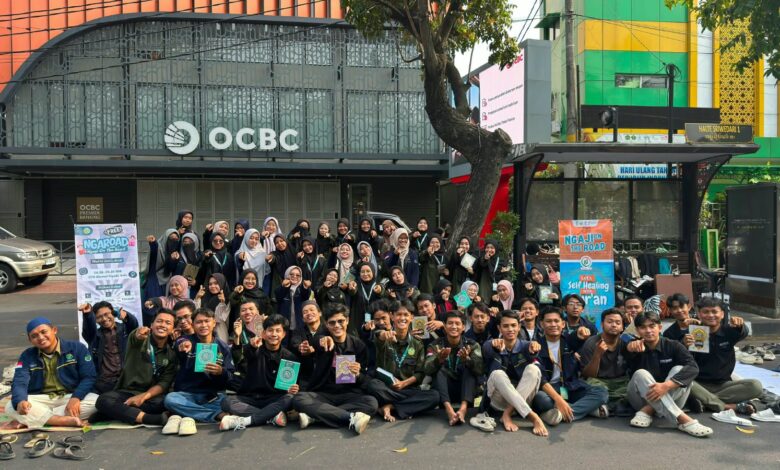 Puluhan mahasiswa UMS dan UIN RMS foto bersama dalam kegiatan Ngaji On The Road CFD Solo di Jalan Slamet Riyadi