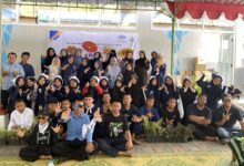 Siswa, guru, dan wali murid berfoto bersama dalam perayaan Milad ke-6 SMP Mutu Colomadu