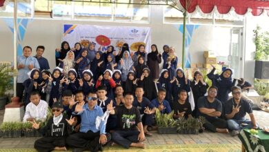 Siswa, guru, dan wali murid berfoto bersama dalam perayaan Milad ke-6 SMP Mutu Colomadu