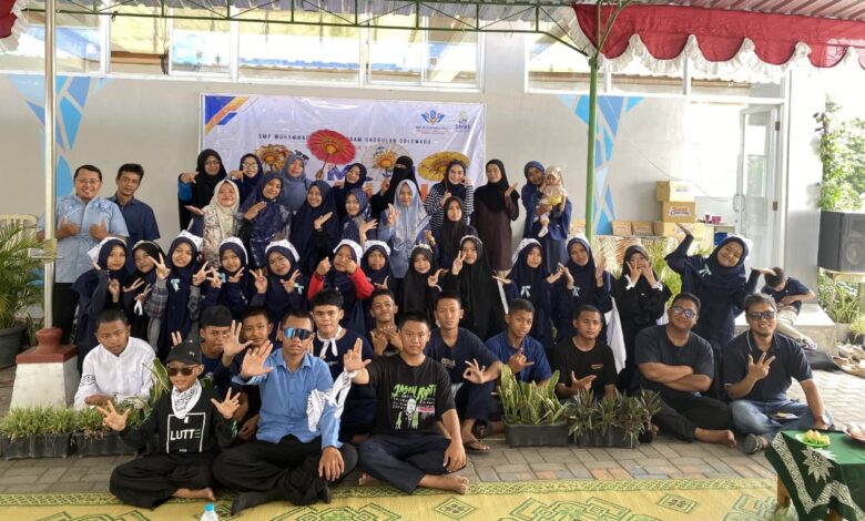 Siswa, guru, dan wali murid berfoto bersama dalam perayaan Milad ke-6 SMP Mutu Colomadu